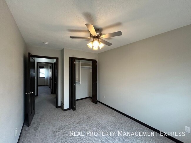 Building Photo - 3 Bedroom 2.5 Bathroom Townhome