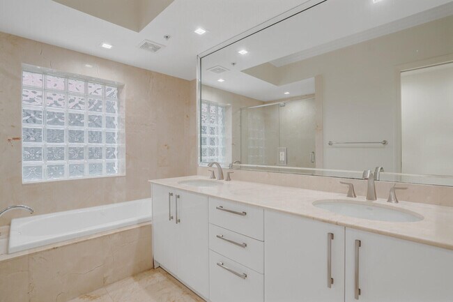 Building Photo - 2051 SE 3rd St