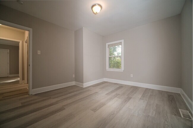 Building Photo - "Charming 4-Bedroom Gem in Charlotte - Cozy Living with Spacious Comfort!"