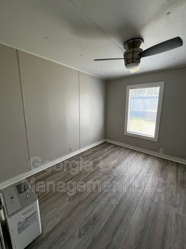 Building Photo - 581 Ila Rd