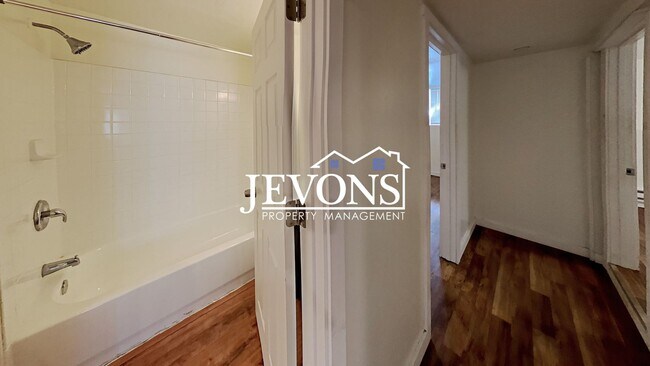 Building Photo - Inviting 2-bedroom 4-plex near Pritchard I...