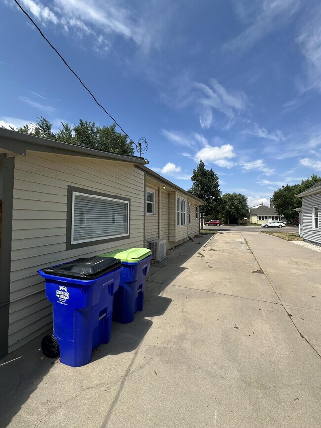 Building Photo - "Charming 2-Bedroom Retreat in the Heart of Windsor – 945 Sq. Ft. of Cozy Living!"