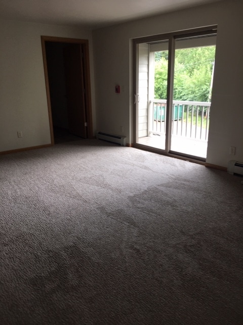 large living room with patio door - 903 Alabama Pl