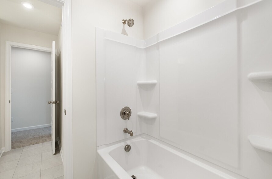 Building Photo - 605 Club View Way