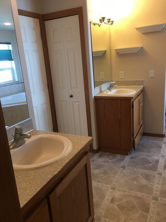 Building Photo - Large 4 bedroom house that is Pet Friendly!