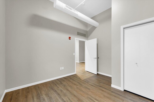 Building Photo - SUMMER SUBLEASE~ 1 BED / 1 BATH APARTMENT ...