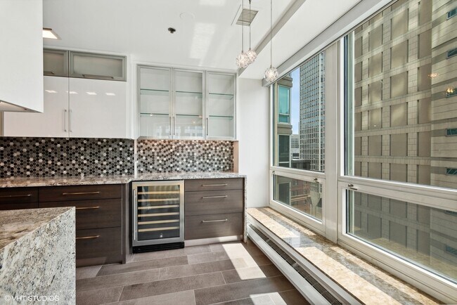 Building Photo - 57 E Delaware Pl