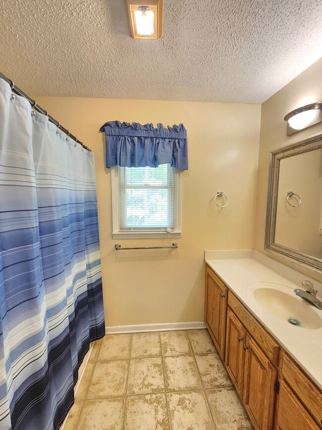 Building Photo - Marion Rental!
