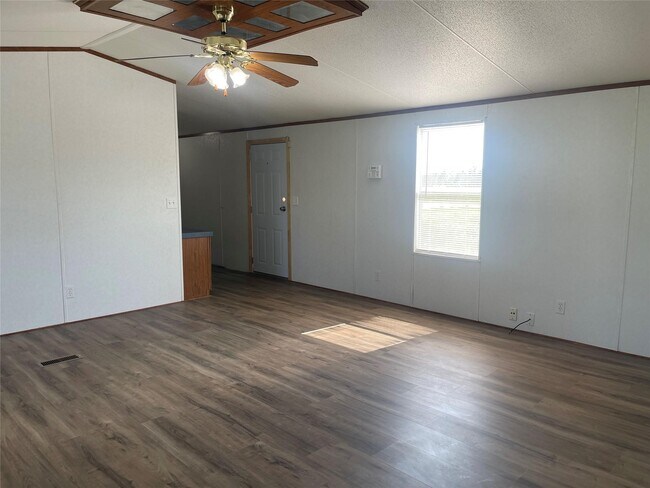 Building Photo - 605 Rd 5816