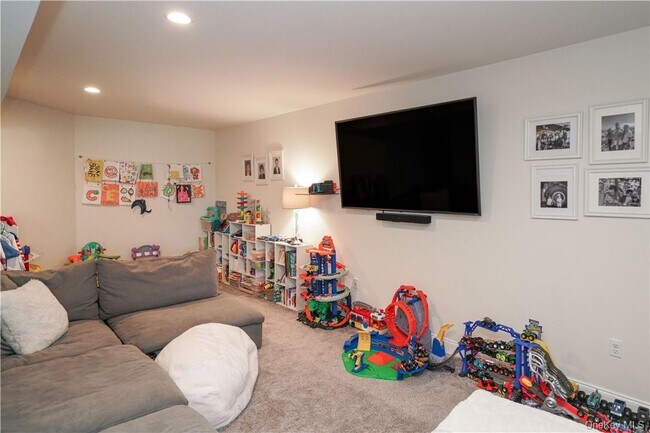 Building Photo - 20 Deforest Dr
