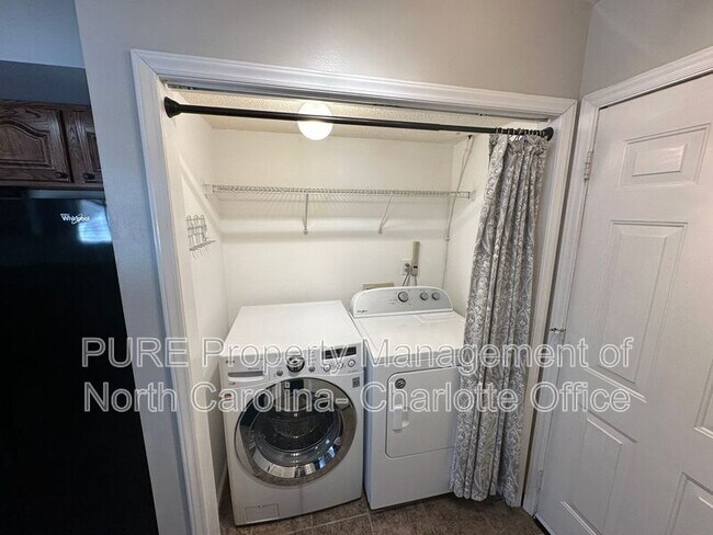 Building Photo - 12115 Landing Green Dr