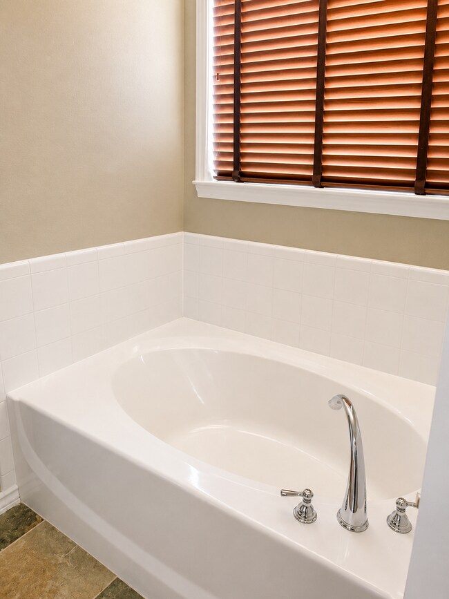 Building Photo - 6052 Portrush Dr