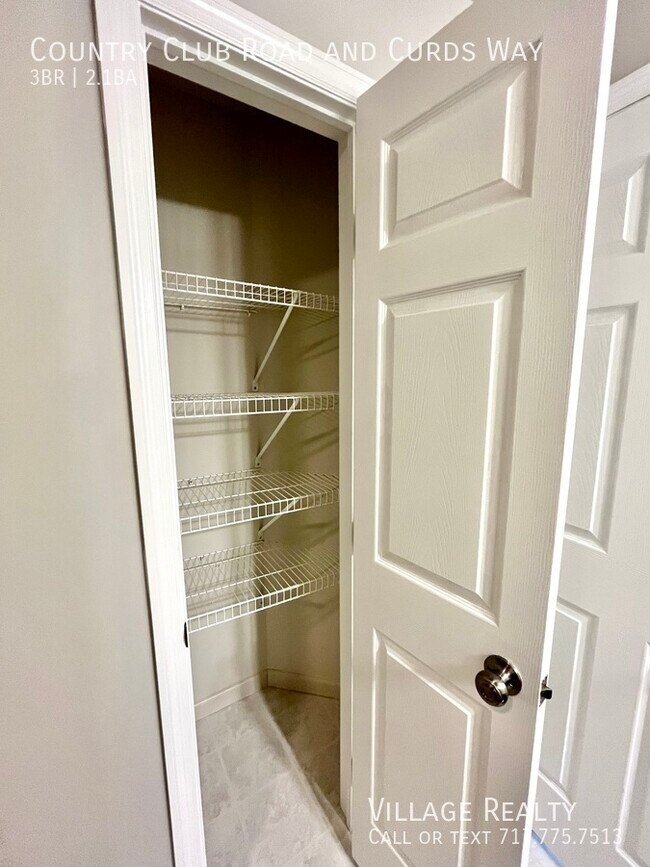 Building Photo - 705 Country Club Rd