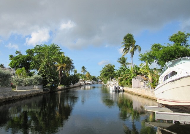 Building Photo - AVAILABLE NOW!! Furnished 2 bed/2 bath Home with Pool and on Canal