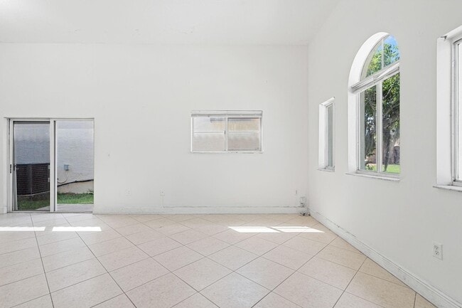 Building Photo - 2552 NE 41st Ave