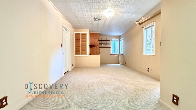 Building Photo - Attractive Mid-Century Modern Dimond Distr...
