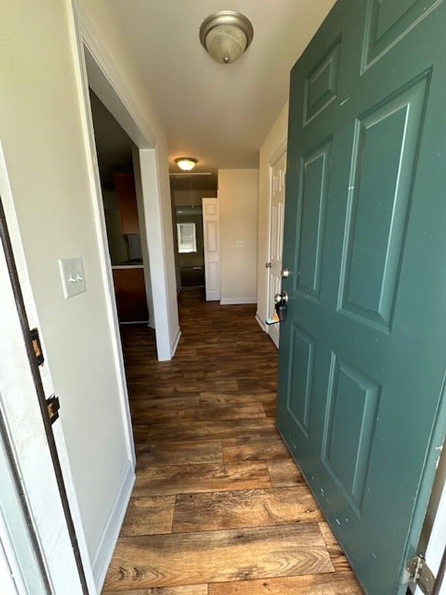 Building Photo - 1548 Surrey Ct