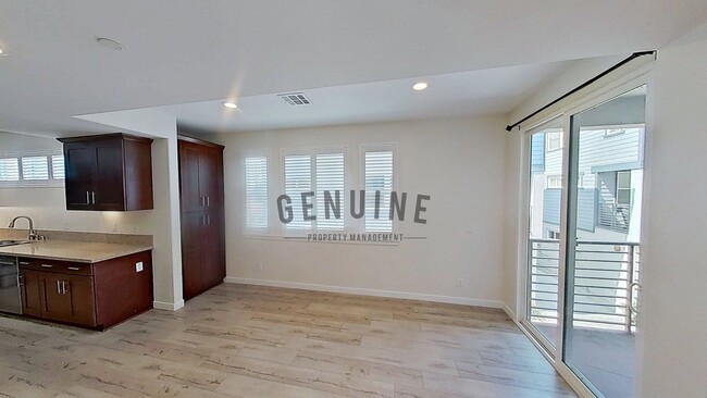 Building Photo - 3Bd 2.5Ba Townhouse w/Rooftop Deck