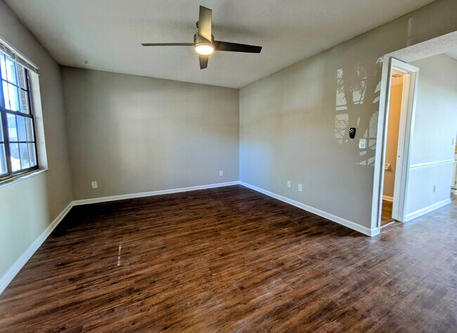 Building Photo - "NOW AVAILABLE! Spacious 3-Bedroom Townhouse Retreat with 2.5 Baths in Orange Park Awaits!"