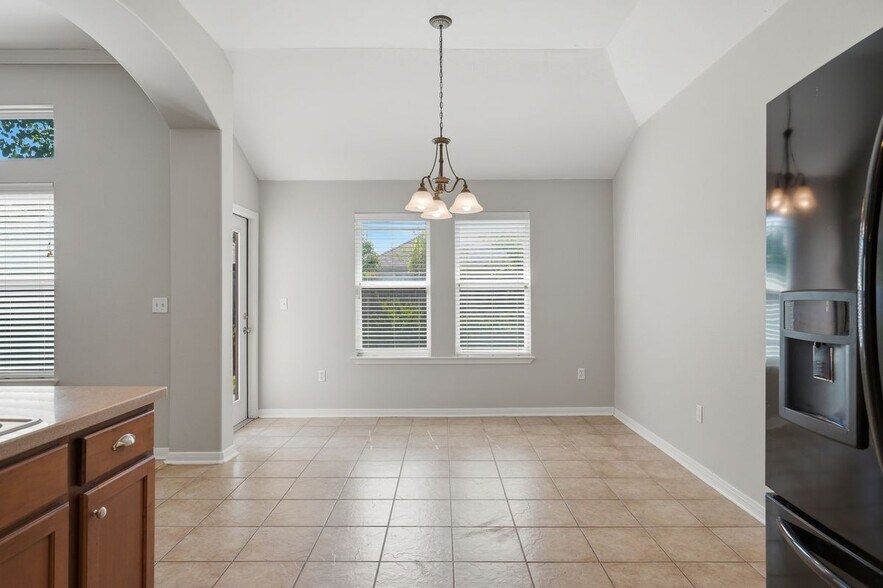 Building Photo - 313 San Rafael Dr