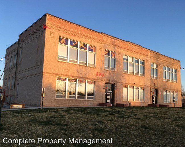 Building Photo - 925 Dilger Ave