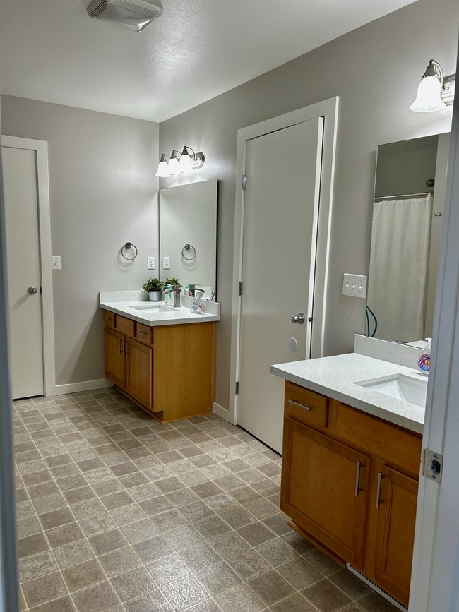 Building Photo - Beautiful Remodeled Home Kent!