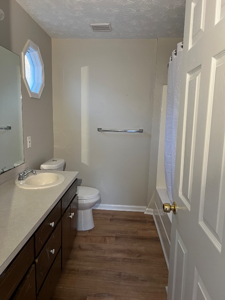 Building Photo - 2144 Hunter Ct