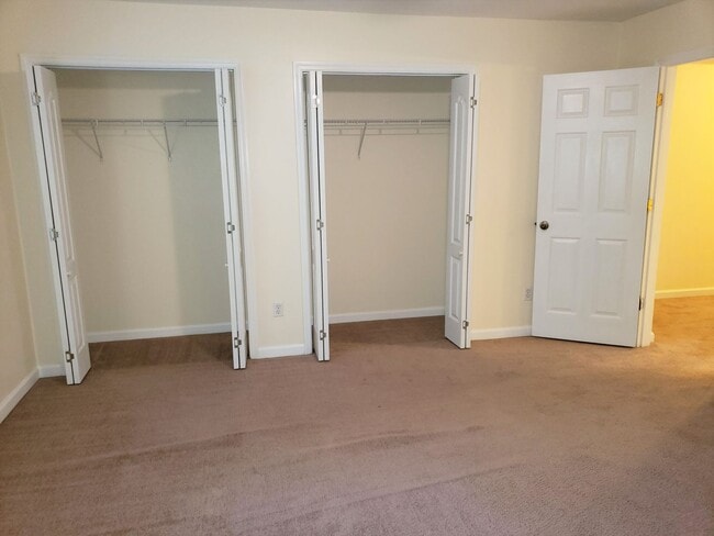 Building Photo - Large 4 bedroom town home with ceramic tile for rent right away for $1650