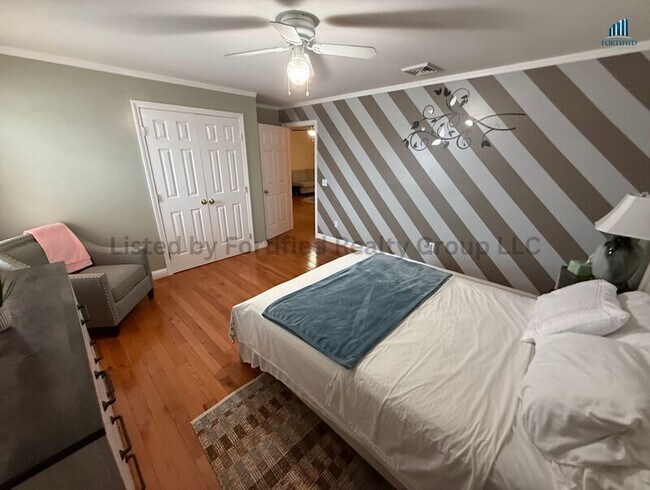 Building Photo - 1556 N Main St