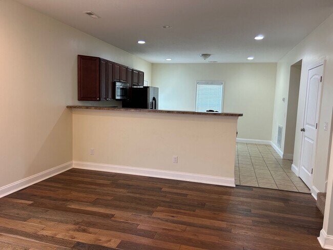 Building Photo - 3 Bedroom/2.5 Bath Home Kingsport, TN