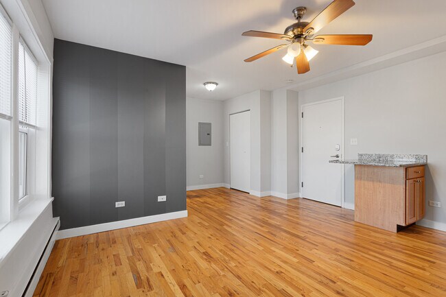 Building Photo - 7450 N Greenview Ave