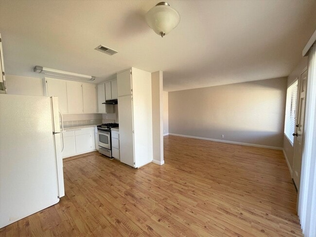 Building Photo - Updated Parkside Condo with Large Deck!