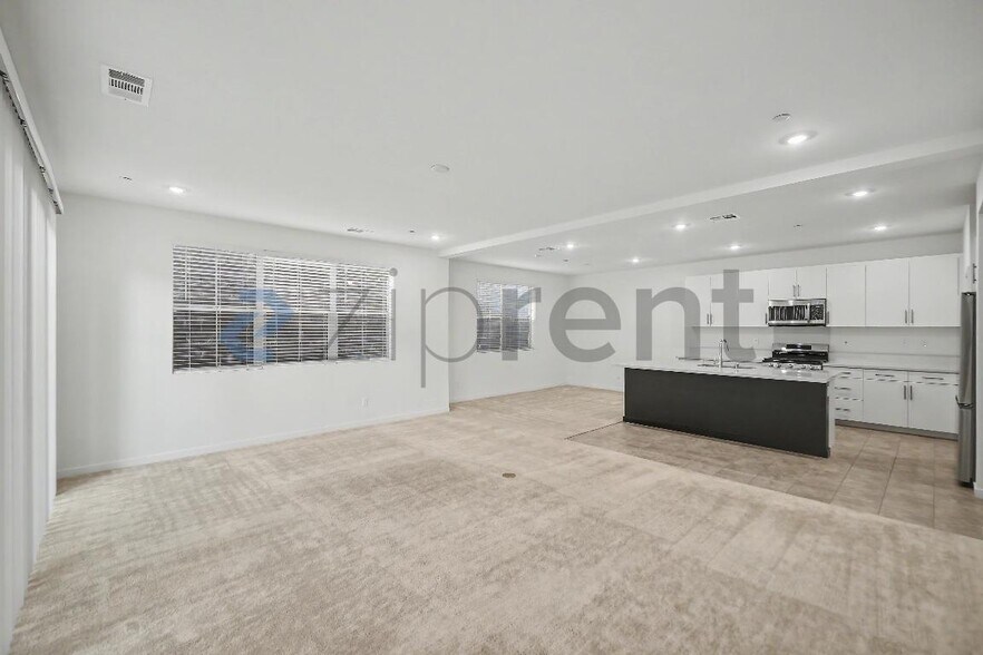 Building Photo - Unit