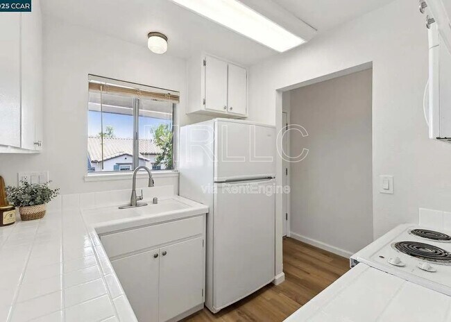 Building Photo - 3847 Vineyard Ave