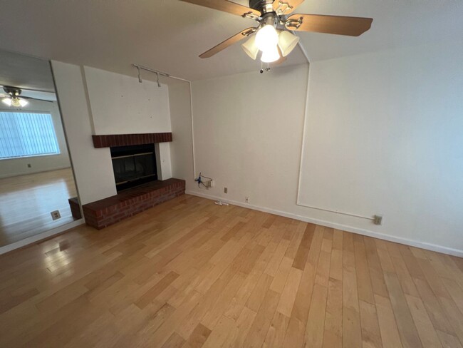 Building Photo - Spacious 2 bed 2.5 bath townhouse close to...