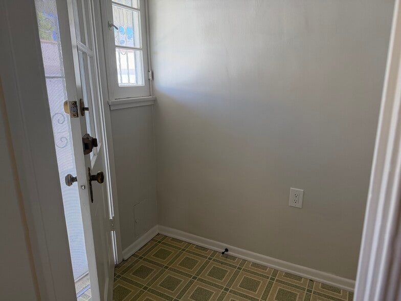 Laundry Room/Porch - 1068 S Orange Grove Ave