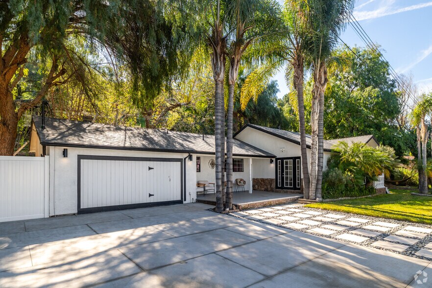 Primary Photo - 9501 Clybourn Ave