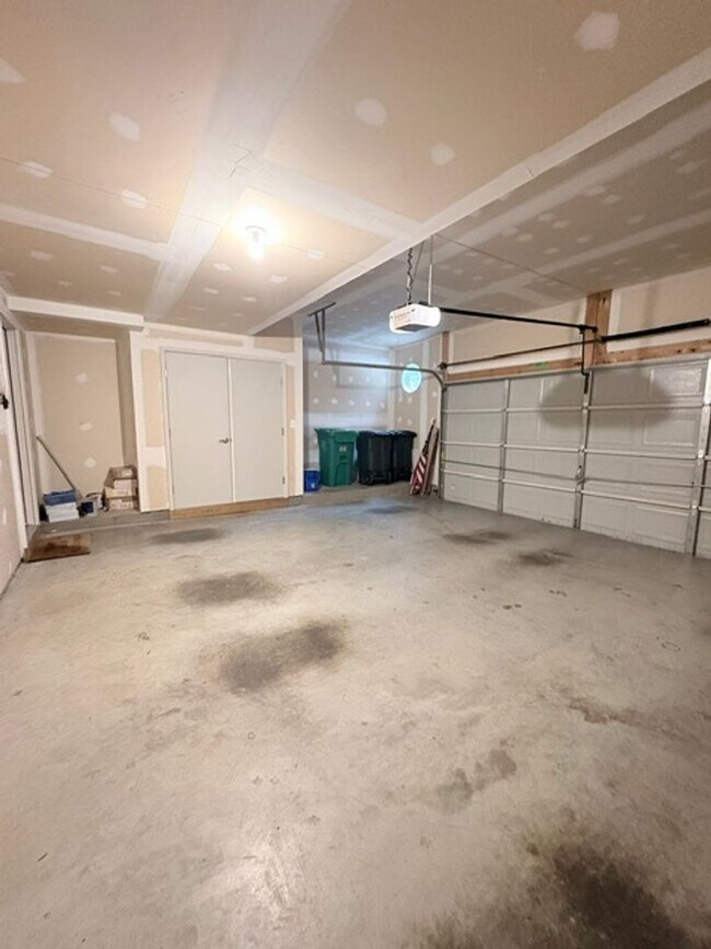 Building Photo - 121 Autumn View Dr