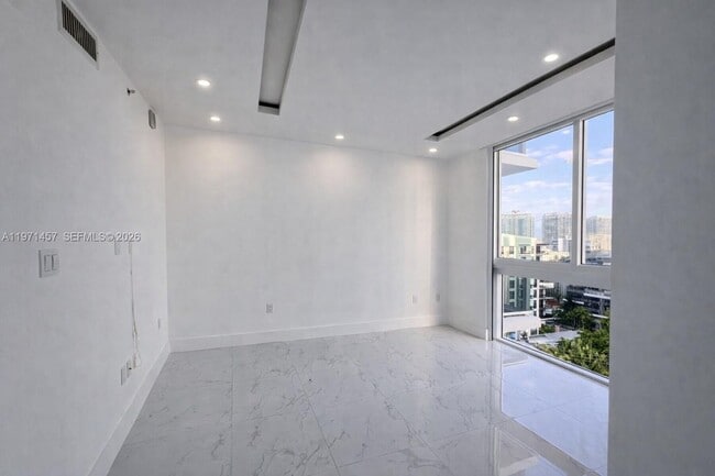 Building Photo - 600 NE 27th St