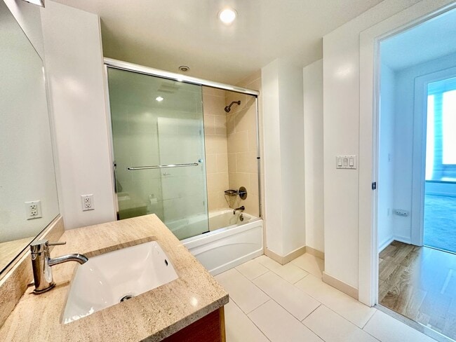 Building Photo - EPIC REA: GORGEOUS 1BD/ 1BA Condo w/ Amazing Views & Fabulous Rooftop