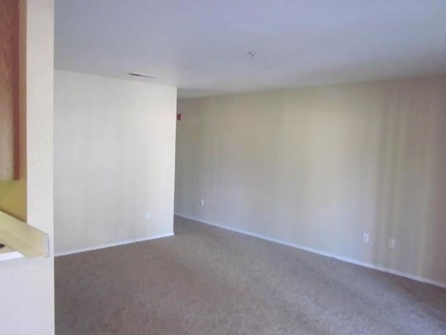 Building Photo - Spacious Condo in a Gated Community in Tracy