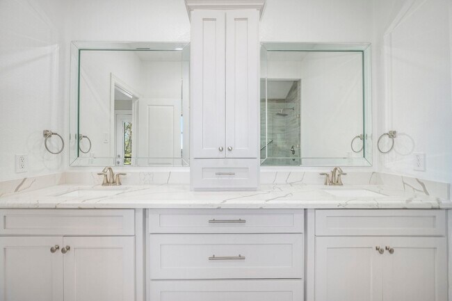 Building Photo - 7711 Antoine Dr