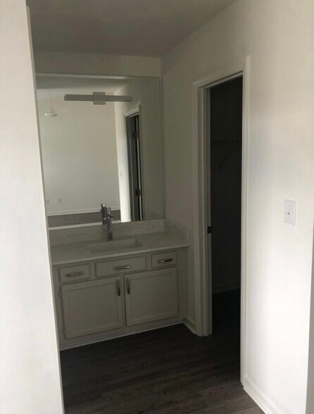 Master vanity - 5403 Ivocet Dr