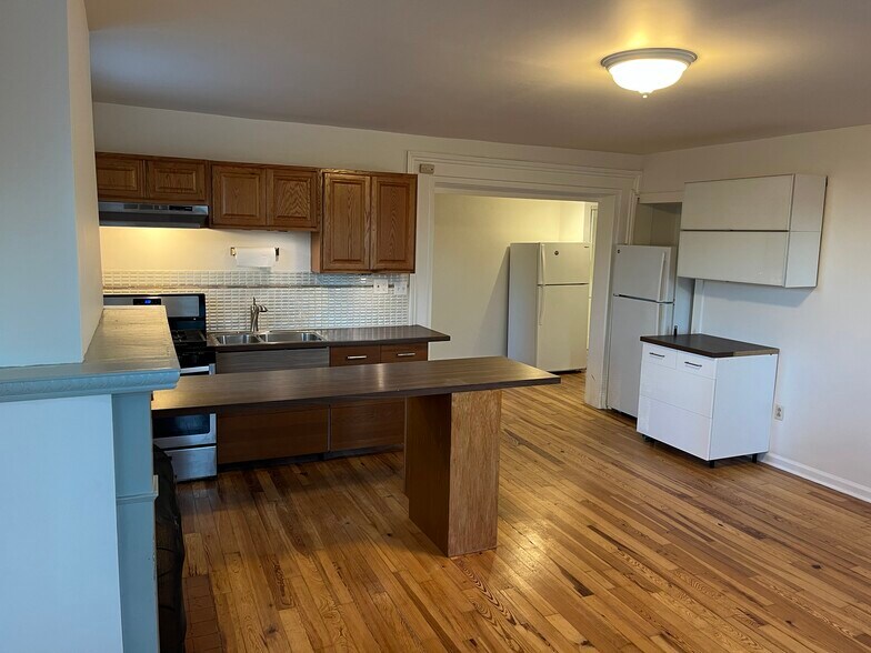 Building Photo - 15 Locust St