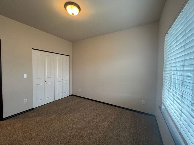 Building Photo - Move in special $400 off first months rent!