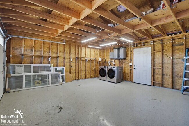 Building Photo - Updated 3Bdm 2 Ba Single Story Home with Detached Garage in the Heart of Lakeside