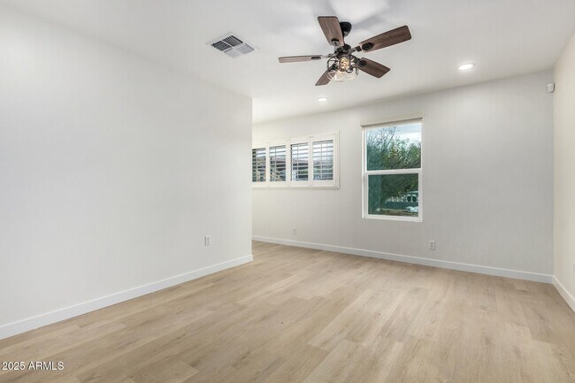 Building Photo - 1606 W Keim Dr