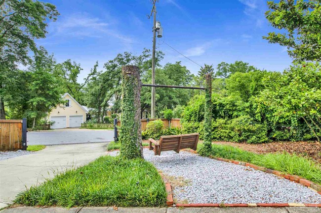 Building Photo - 421 Woodbine Dr