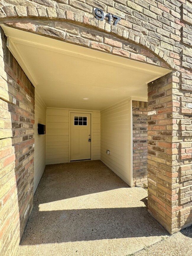 Building Photo - Townhome *LEASING SPECIAL AVAILABLE*