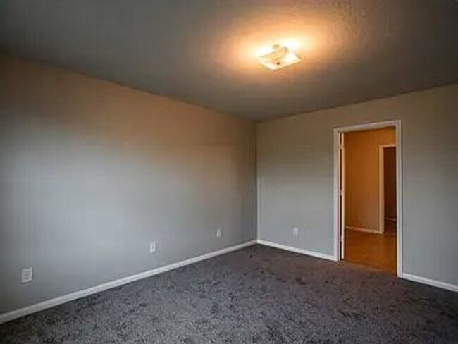 Building Photo - 976 Lake View Cir W